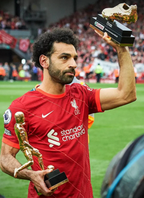 12月26日消息,利物浦足球俱乐部的知名球星萨拉赫在社交媒体平台上分享了一张圣诞树的照片,此动态一经发布,其评论区瞬间呈现出两种截然不同的态度,引发了广泛关注与热烈讨论。其中,不少穆斯林球迷对萨拉赫的这一行为表达了严厉的抨击,与此同时,也有众多球迷站出来对他表示支持。 萨拉赫有着在圣诞节期间分享带有家庭元素照片的习惯,这一行为已经持续多年。今年,他分享的照片内容是11岁的女儿Makka和5岁的女儿Kayan坐在圣诞树前的温馨场景,并且配上了简短的文字“圣诞快乐”。然而,就是这看似平常的简短文字,却在社交媒体领域掀起了一场不小的“风暴”。 一位穆斯林球迷在评论区留言道:“在我的认知里,我一直觉得你不会去庆祝这个节日,毕竟在我们的宗教信仰里,这是被明确禁止的行为。”另一位自称曼城球迷的评论者则表示:“我原本十分喜爱萨拉赫,甚至将你视为我的偶像。虽然你从未为曼城效力过,但你的球技和拼搏精神一直激励着我。可是,当我看到这条动态后,我不再把你当作我的偶像了,你真的伤了我的心。要是你不删掉这条动态,我会立刻取消对你的关注。” 还有部分穆斯林球迷言辞更为激烈,他们称:“你身为一名穆斯林,就应该时刻尊重自己的宗教信仰和传统文化……你这样的行为向数百万人传递了怎样的信息?”不过,也有一些球迷持有不同的观点。有球迷认为:“倘若我们能够以包容的心态去容忍彼此之间存在的分歧,那么这个世界必然会变得更加美好。”另一位球迷也评论道:“尊重是相互的,即便萨拉赫正在参加非洲杯足球赛,这也不影响他分享爱与温暖。毕竟,人性是超越一切的,圣诞快乐。”