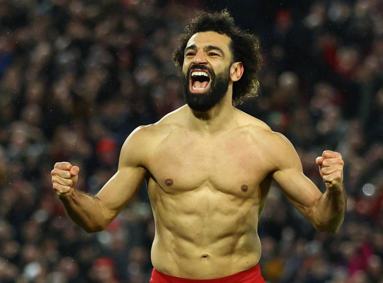 12月26日消息,利物浦足球俱乐部的知名球星萨拉赫在社交媒体平台上分享了一张圣诞树的照片,此动态一经发布,其评论区瞬间呈现出两种截然不同的态度,引发了广泛关注与热烈讨论。其中,不少穆斯林球迷对萨拉赫的这一行为表达了严厉的抨击,与此同时,也有众多球迷站出来对他表示支持。 萨拉赫有着在圣诞节期间分享带有家庭元素照片的习惯,这一行为已经持续多年。今年,他分享的照片内容是11岁的女儿Makka和5岁的女儿Kayan坐在圣诞树前的温馨场景,并且配上了简短的文字“圣诞快乐”。然而,就是这看似平常的简短文字,却在社交媒体领域掀起了一场不小的“风暴”。 一位穆斯林球迷在评论区留言道:“在我的认知里,我一直觉得你不会去庆祝这个节日,毕竟在我们的宗教信仰里,这是被明确禁止的行为。”另一位自称<a href='/news/tag/268.html' style='color: blue;'>曼城</a>球迷的评论者则表示:“我原本十分喜爱萨拉赫,甚至将你视为我的偶像。虽然你从未为曼城效力过,但你的球技和拼搏精神一直激励着我。可是,当我看到这条动态后,我不再把你当作我的偶像了,你真的伤了我的心。要是你不删掉这条动态,我会立刻取消对你的关注。” 还有部分穆斯林球迷言辞更为激烈,他们称:“你身为一名穆斯林,就应该时刻尊重自己的宗教信仰和传统文化……你这样的行为向数百万人传递了怎样的信息?”不过,也有一些球迷持有不同的观点。有球迷认为:“倘若我们能够以包容的心态去容忍彼此之间存在的分歧,那么这个世界必然会变得更加美好。”另一位球迷也评论道:“尊重是相互的,即便萨拉赫正在参加<a href='/news/tag/1089286' style='color: blue;'>非洲杯</a>足球赛,这也不影响他分享爱与温暖。毕竟,人性是超越一切的,圣诞快乐。”